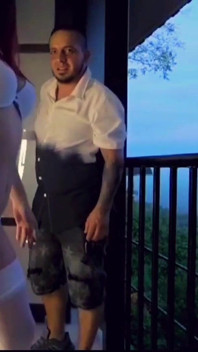 Ik ren hard op het balkon ... Wat als ze ons zien?