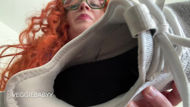 Veggiebabyy: Gadis nakal ini bikin kamu ngendus bau sepatu kenyalnya