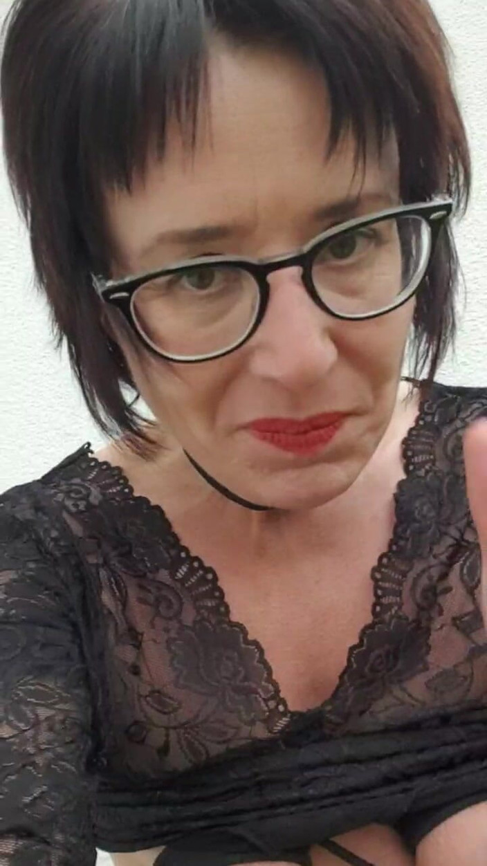 JulieEroticDress: Hamba membentangkan dirinya di luar dengan orgasme