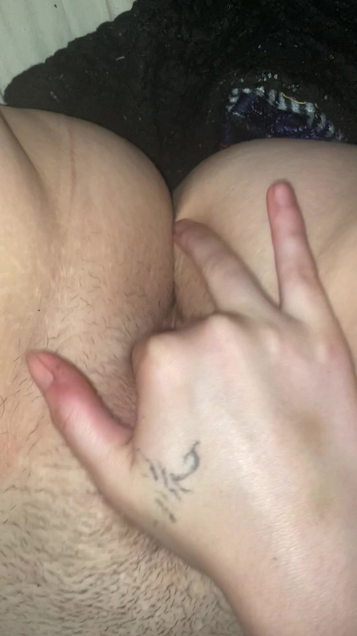 Maddness: मेरी छोटी चूत के अंकुर को रगड़ना