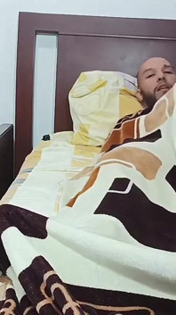Üvey annem mastürbasyon yapmama yardım ediyor ve lezzetli bir zaman geçiriyoruz. Bana kahve getirmeyi seviyor.