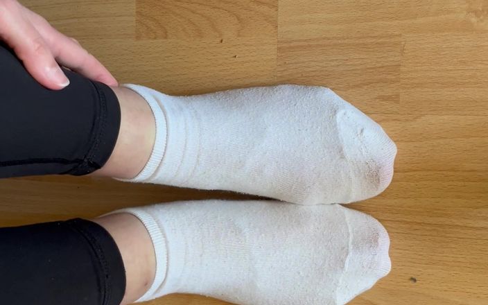 Feet: 흰색 양말