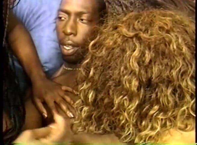 CBD Media Interracial: 섹시하고 섹시한 근육질의 남자를 공유하는 5명의 흑누나 십대