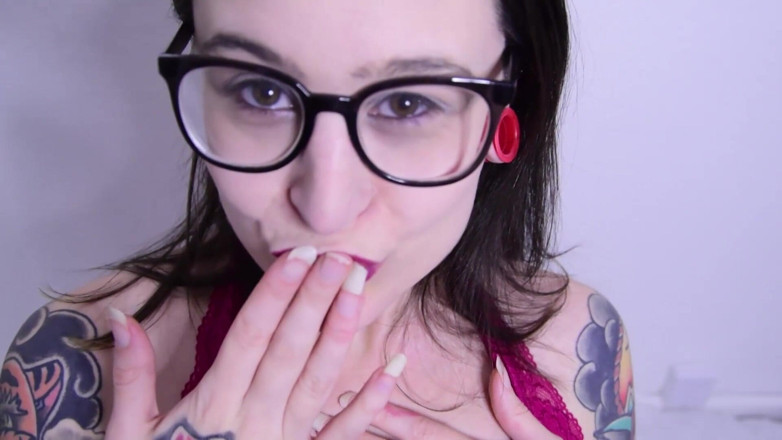 Elizabeth Hunny: Succhia dildo di rossetto