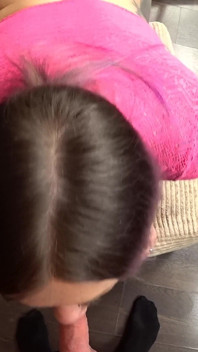 廊下で口の中で犯された大きな尻を持つふしだらな隣人