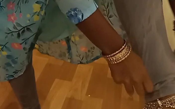 IndianHotwifeX: 我勾引了穿着胸罩内裤的银行家伙给艾米：热辣的打手枪和乳头拉扯让他被 hotwifeplayx 狠狠地射精