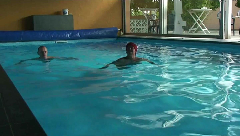 Anna Devot: Annadevot - masturbándose en la piscina