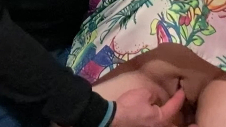 Niki studio: 地下鉄のファンタジー!見知らぬ人に膣を指で愛撫される少女