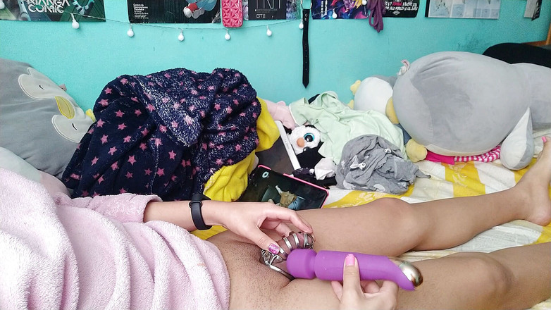 Crystal Phoenix: Une tapette joue avec une cage de chasteté