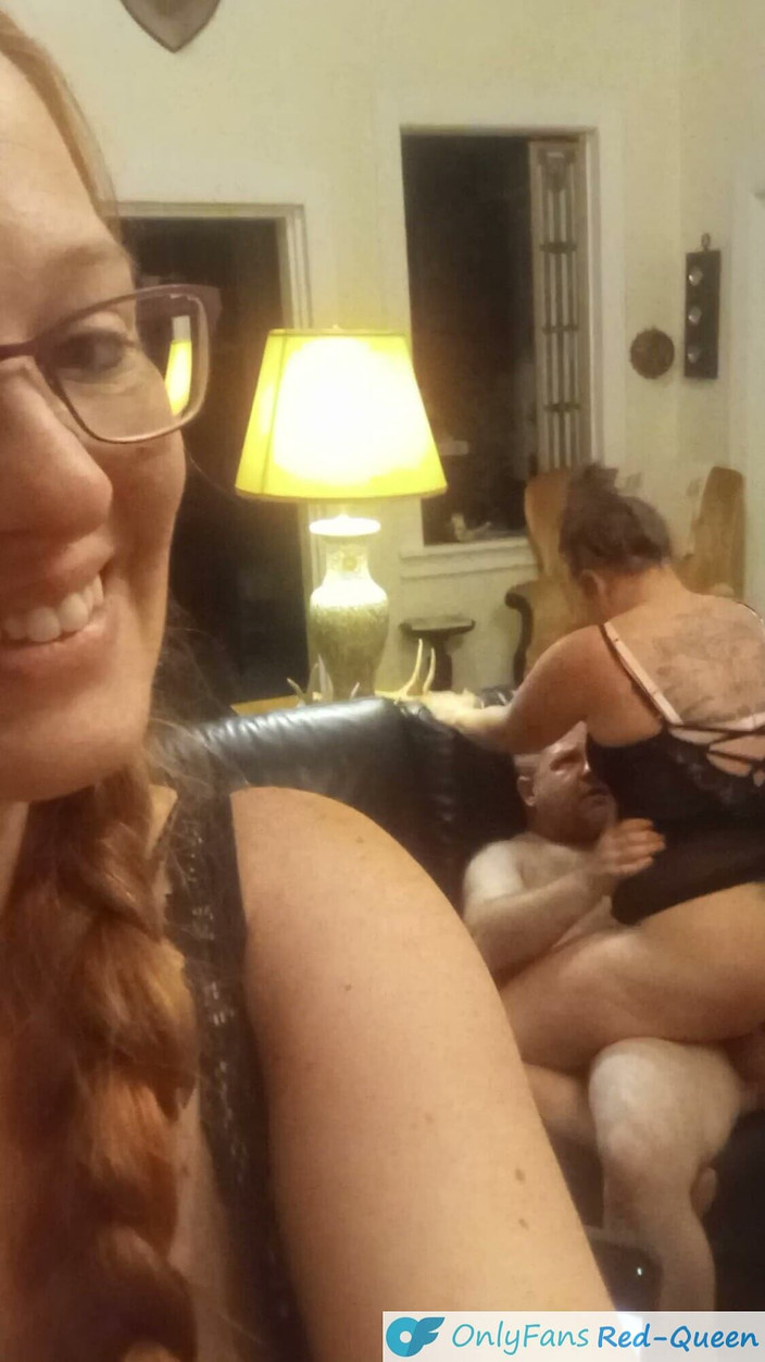 Red Queen: Cuckquean selfie - esposa corno se filma assistindo marido fodendo e...
