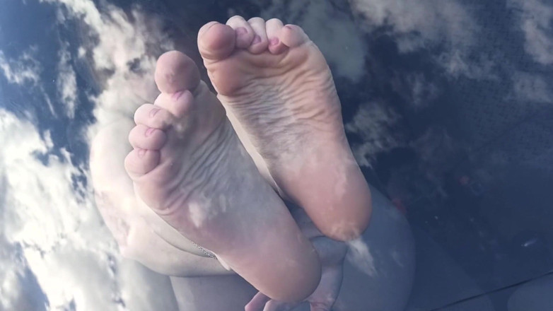 FoxyAndZaz: Showing my feet in the car