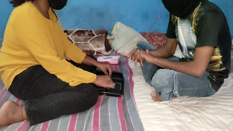 Indian Teen Girl's: 继兄弟与德西继妹发生性关系