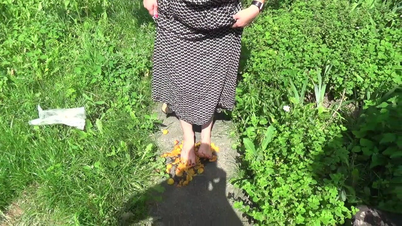 Goddess Misha Goldy: 我会用我的脚和脚趾给你喂食！杏仁压在户外！