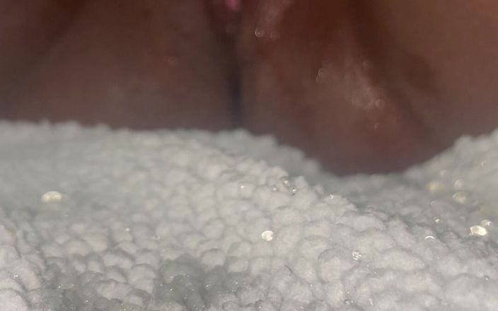 NaughtyMochaa: L'ebano squirta con un giocattolo