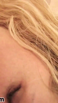 Süße blonde milf kelly Leigh pOV blowjob tief in den hals in der küche