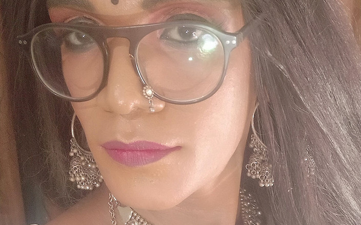 Keerthanakeerthi95: Hintli kadın kılıklı tek başına boşalıyor