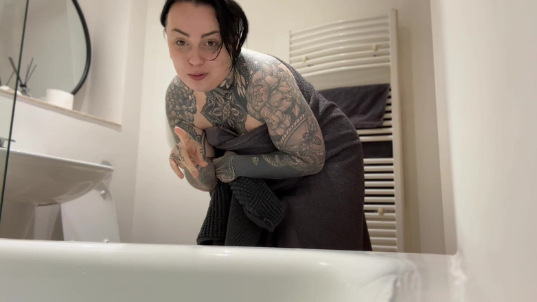 Miss Valentina: Caresse ma serviette utilisée