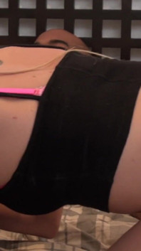 Blonde babe neukt stiefvader terwijl stiefmoeder rust