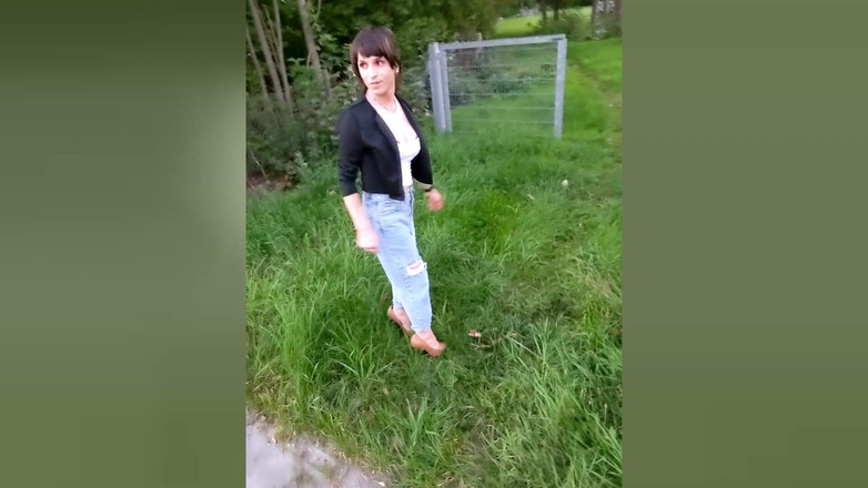 TV_Helena: Umezire în aer liber! Fata transsexuală se plimbă prin oraș cu...