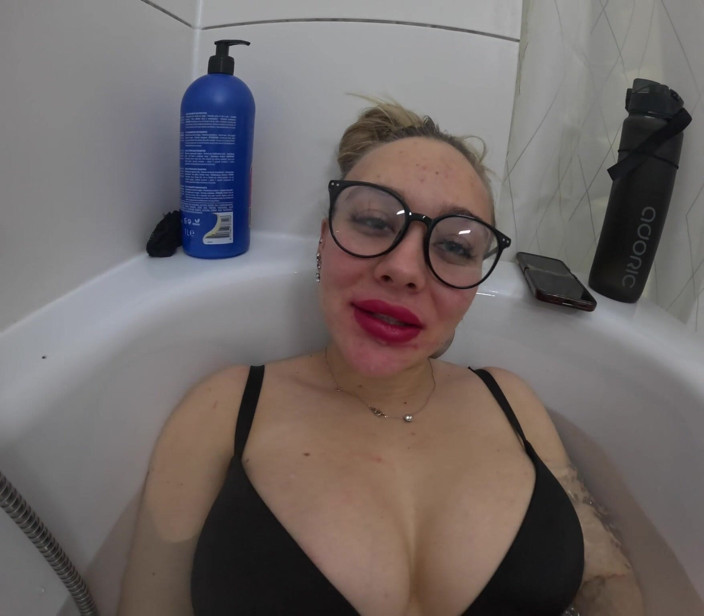 Queen_of_BDSM: Богиня ніг дає інструкції у ванні!