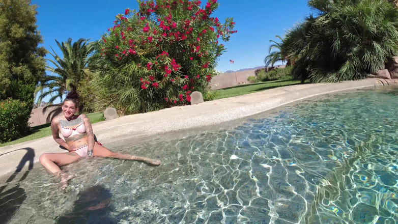 Super Hot Films: Plaisir lesbien torride interracial dans la piscine