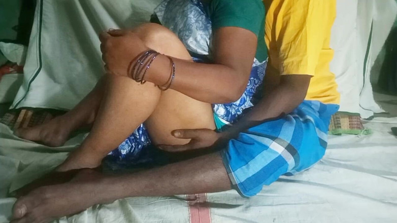 Desi Sathiya: 印度可爱的妻子丈夫享受浪漫的时刻