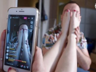 Czech Soles - foot fetish content: Fotfetisch youtuber online streamar hennes fotpojke i hemlighet