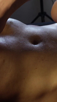 Tiefe Ölige Massage Mit Alex: Bauchnabel Spielen Und Kommen Auf Seinen Bauch