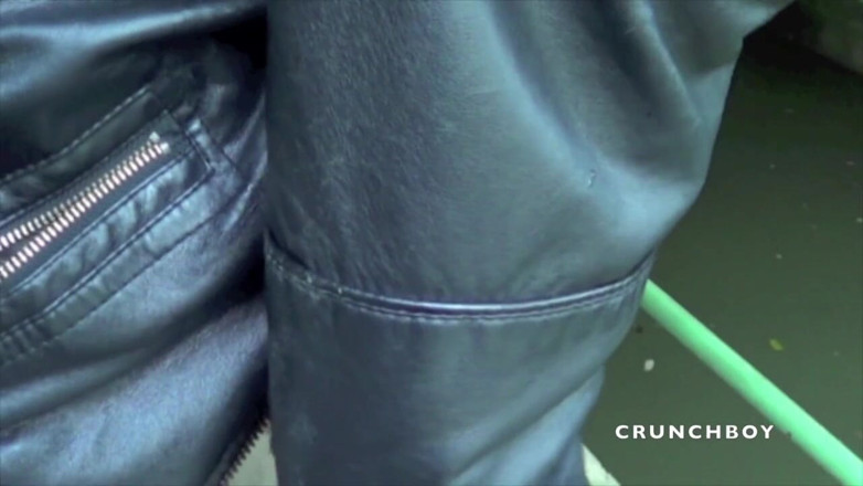Crunch Boy: Awek kembar dikongkek lurus di jalan raya