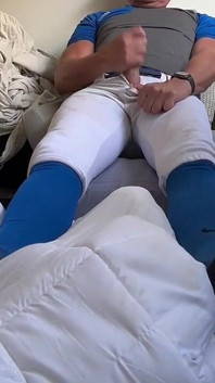O jogador de beisebol alfa Jockdad87 espirra seu atleta em sua roupa azul.