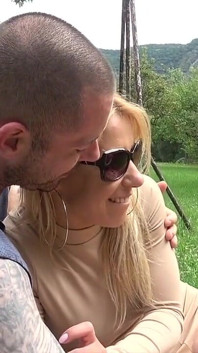 Seksowna blondynka staje się posłuszna i gotowa być idealnym robotem erotycznym