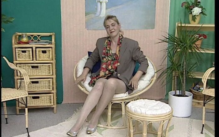 YOUR FIRST PORN: A caroline madura le gusta el coño bien preparado