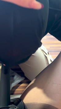 Jovencita caliente en pantimedias clava a su novio y lo saca