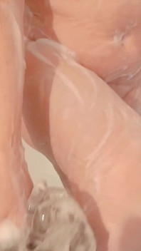 Melancap sabrinahole seksi, pancutan mani, dan mandi panas