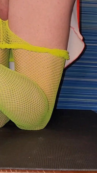 Klettern und dehnen in meiner grünen strumpfhose und meinem roten Mini