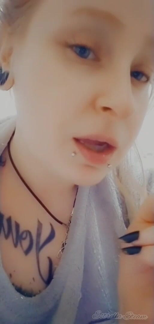 Estrella Steam: Flicka med piercingar röker en cigarett