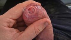 GloomyChase977: 未割包皮的大爸爸..紧包皮包皮玩，precum flood和射精