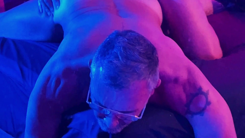 The Top Next Door: Il baise un beau-père argenté dans un éclairage sexy