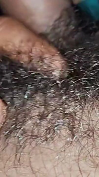 Meine Stiefschwester kommt zum ersten Mal zu sich, saugt und saugt Sperma