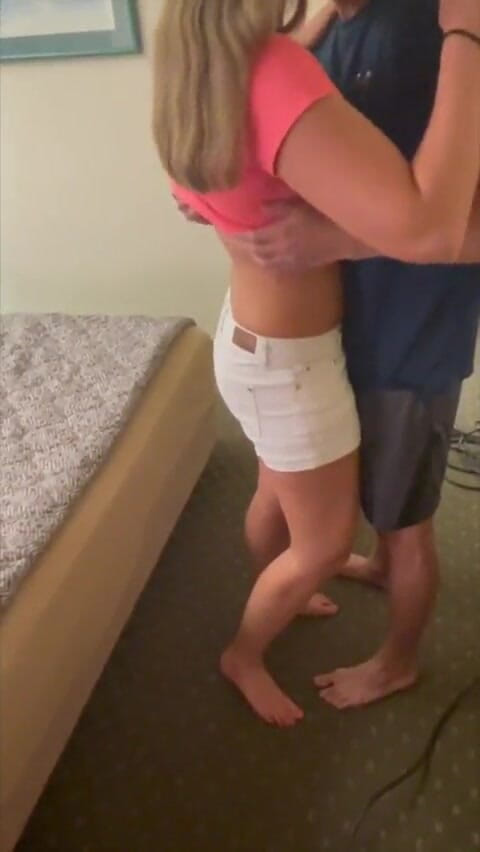 Lisa Brooks: Горячая жена трахается с каким-то мужиком, которого встретила онлайн