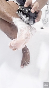Săpun pe tălpile mele cu un exfoliant pentru duș (2025)