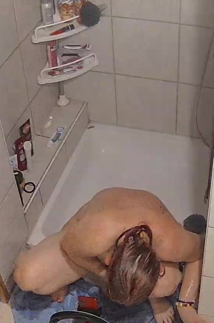 KittieNoOne: 샤워 중 딜도를 타고 있는 마누라를 포착한 캠