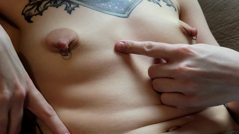 Innocenttemptation: 浮肿的乳头。可爱女郎玩弄她的乳头