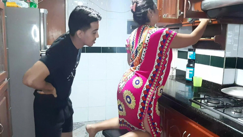 Aly: Aku lagi asik nyicipin memek ibu tiriku di dapur