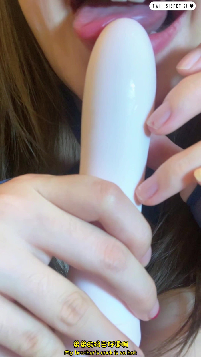 sisfetish: Naadloze netkousen, stiefzus masturbeert tot een orgasme en plast
