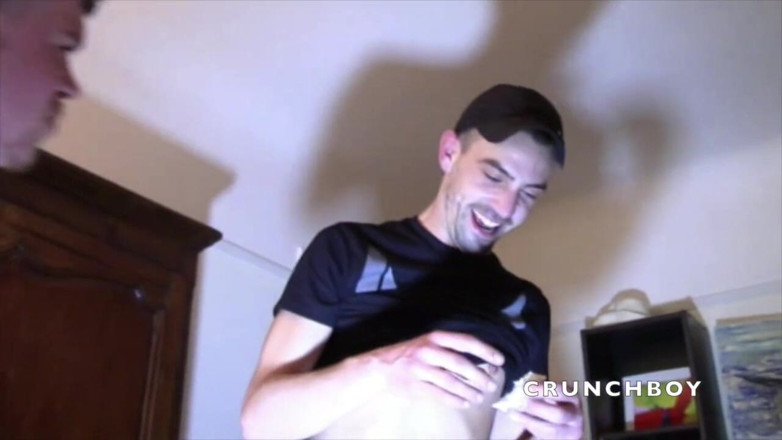 Sneaker gay: Leo dikongkek tanpa kondom dalam jockstrap dan kasut oleh Tim...