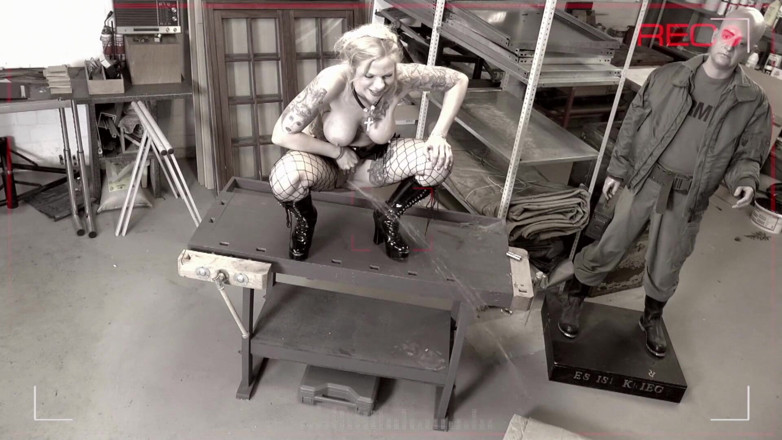 MMV German Kink: Pissing MILF with tattoos,big ass,big boobs and in latex outfit...