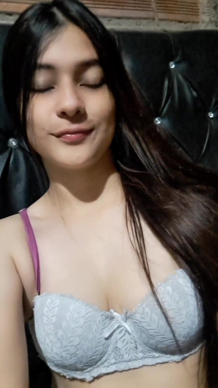Yulieth Gomez: 20-year-old Girl Masturbates