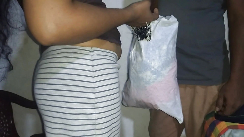 PinkyCouple: Desi女の子取得積によるテーラー男Desi女の子取得積と彼女のおっぱい押されたビデオパート1