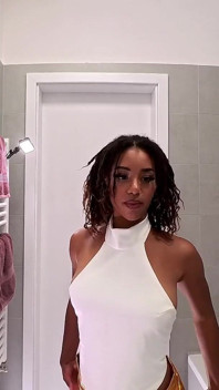 Parlak lateks altın mini etekli ateşli seksi sutyensiz tamamen doğal büyük memeli zenci gerçek üniversiteli kız birden fazla kamerada külotunu çıkarıyor